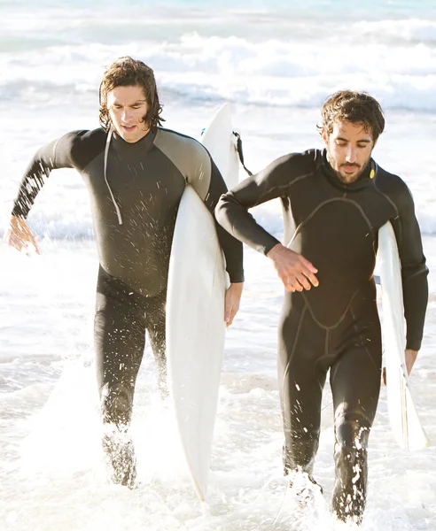 Surfers біг назад — стокове фото