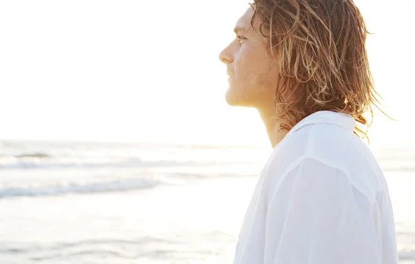 Jeune homme debout sur la plage — Photo