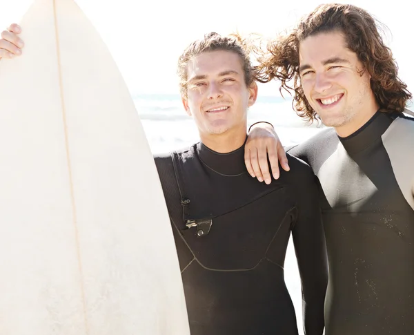 Två vänner surfare står — Stockfoto