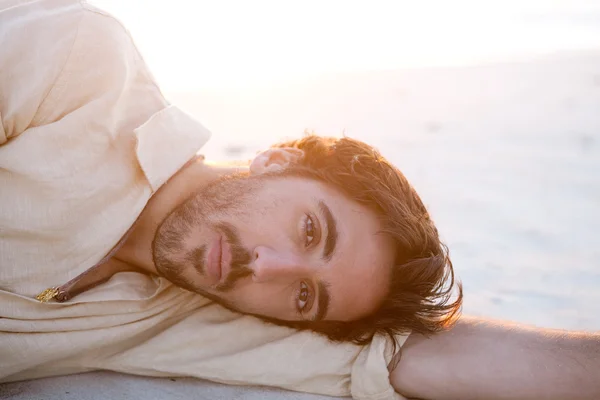 Mannen liggande på stranden — Stockfoto