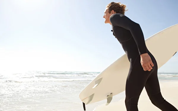 Surfer  carrying his  board — Stock Photo, Image