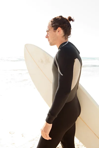 Surfista en la playa — Foto de Stock