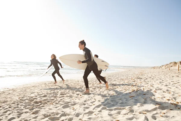 Amici surfisti in esecuzione — Foto Stock