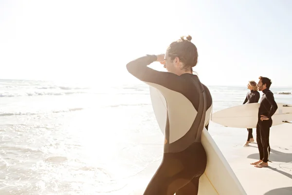 Amis surfeurs debout ensemble — Photo