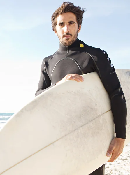 Junger attraktiver Surfer im Stehen — Stockfoto