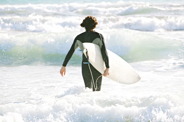 Jonge surfer man — Stockfoto