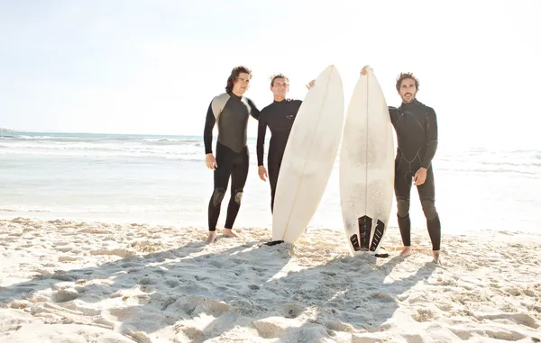 Surfistas homens em pé — Fotografia de Stock