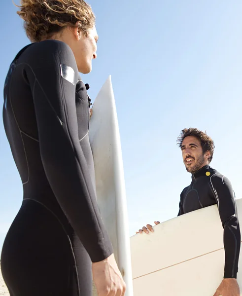 Jonge surfers op strand — Stockfoto