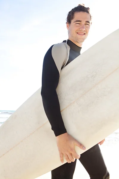 Surfista segurando sua prancha — Fotografia de Stock