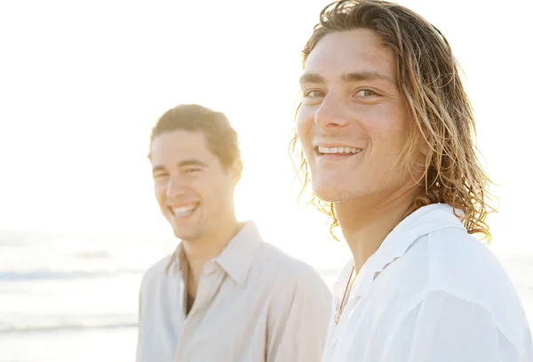 Två män på stranden — Stockfoto