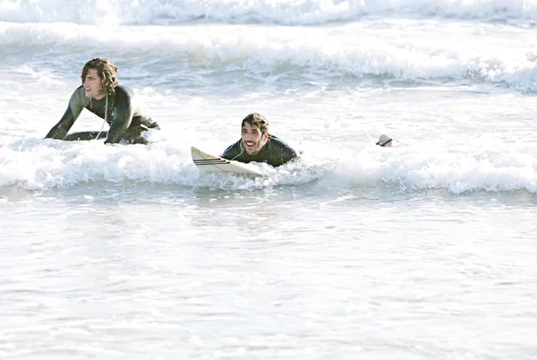 Zwei Surfer beim Schwimmen — Stockfoto