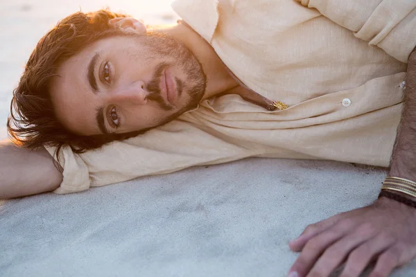 Man lying down on  beach — Stock Photo, Image