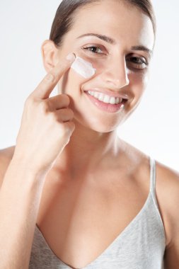 kadın bakım krem uygulamak