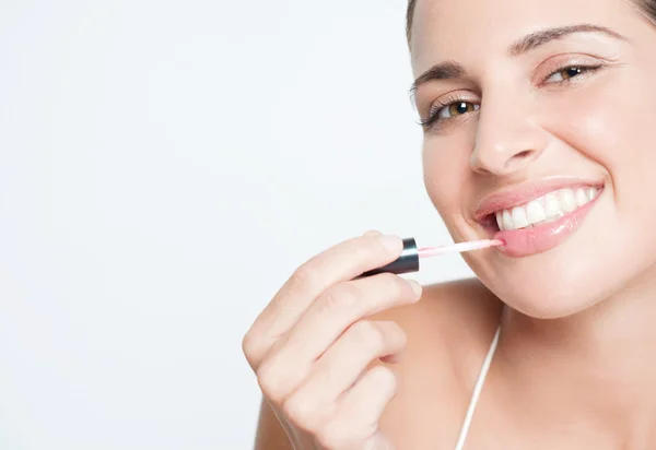 Mujer aplicando lápiz labial rosa —  Fotos de Stock