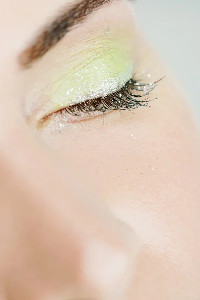 Mujer con sombra de ojos verde — Foto de Stock