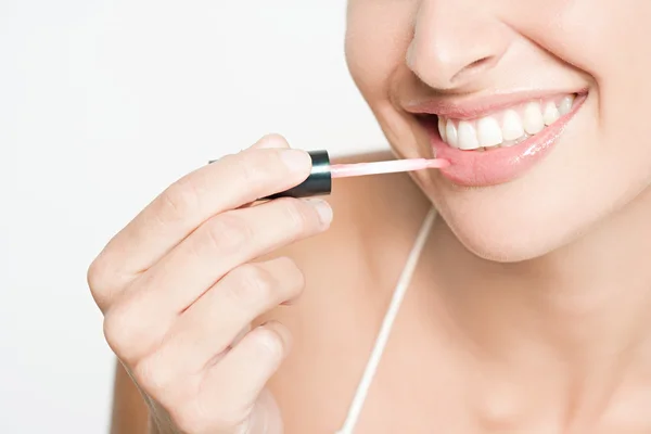 Mujer aplicando lápiz labial rosa —  Fotos de Stock