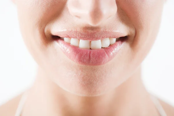 Mujer joven sonrisa natural — Foto de Stock