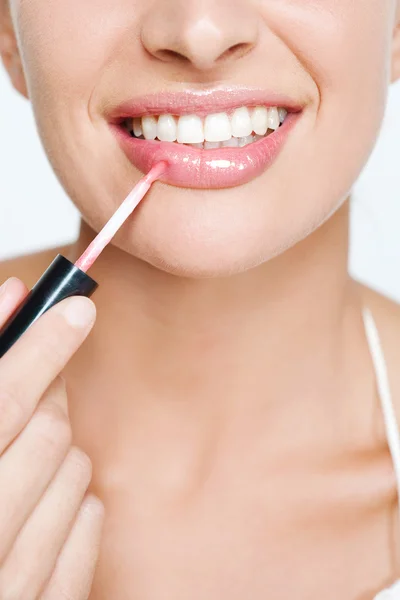 Mujer aplicando lápiz labial rosa —  Fotos de Stock