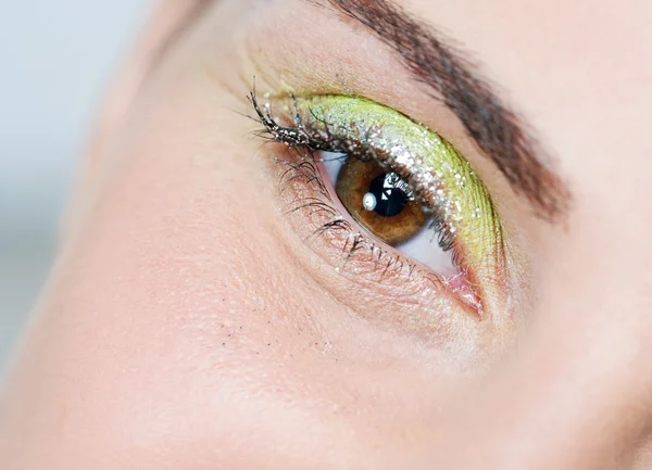 Žena nosí barevné oční stíny — Stock fotografie
