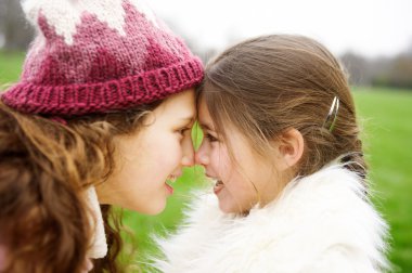 kardeş birlikte burun sürtme