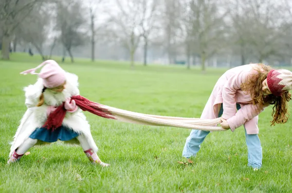 Schwestern spielen Krieg — Stockfoto