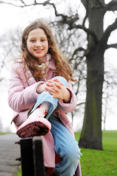 Zitten op houten bank — Stockfoto