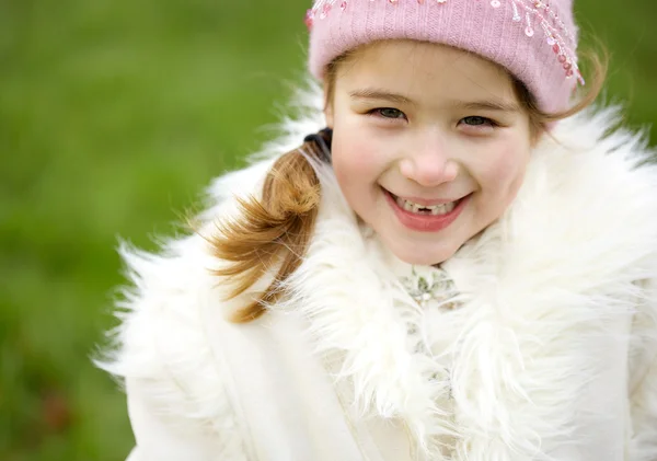 Giovane ragazza in, cappello lanoso — Foto Stock