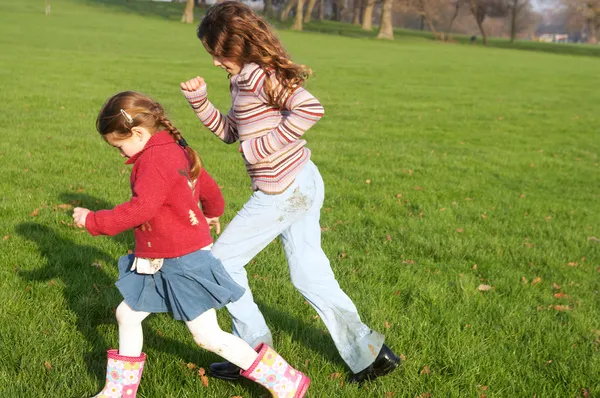 Niños niñas caminando juntos —  Fotos de Stock