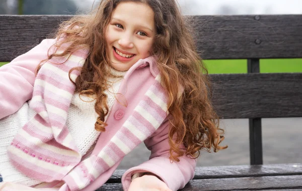 Menina com cabelo encaracolado vermelho — Fotografia de Stock