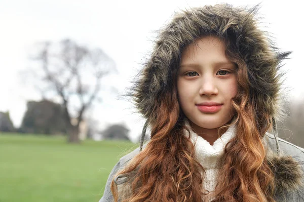 Ragazza bambino indossa un cappotto caldo — Foto Stock