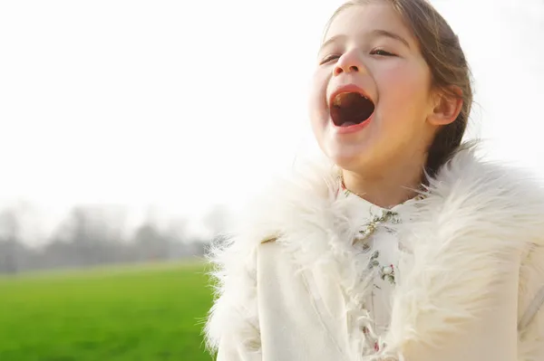 Young child girl singing — Stock Photo, Image