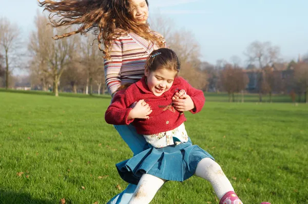 Ältere Schwester trägt — Stockfoto