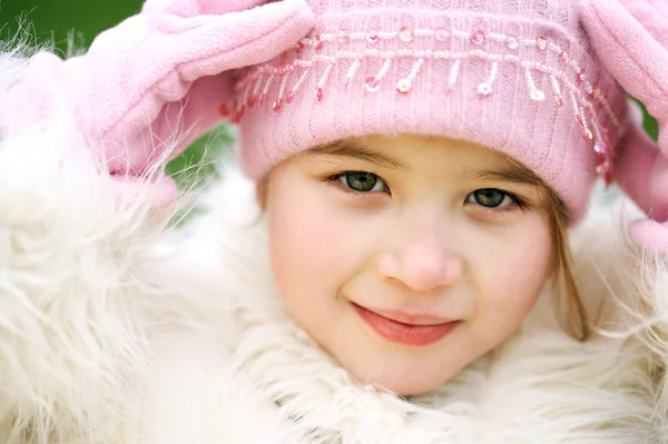 Jeune fille dans, chapeau laineux — Photo