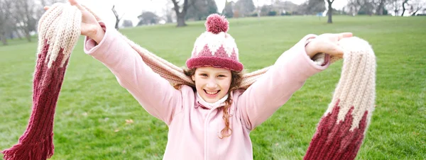 Girl  in a park — Stock Photo, Image