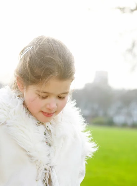 Girl standing in  grass — Stock Photo, Image