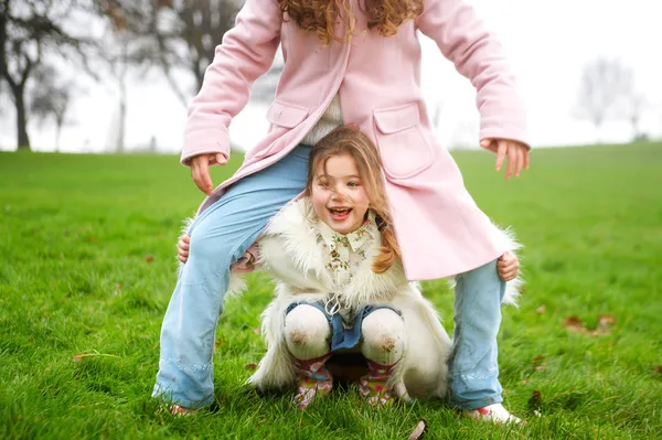 Schwestern spielen zusammen — Stockfoto