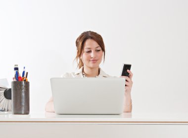 iş kadını ofiste oturan