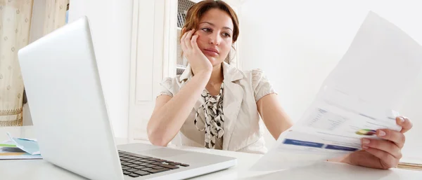 Business woman using laptop — Stock Photo, Image
