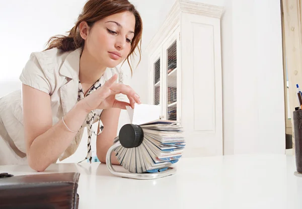 Businesswoman flicking clients files — Stock Photo, Image