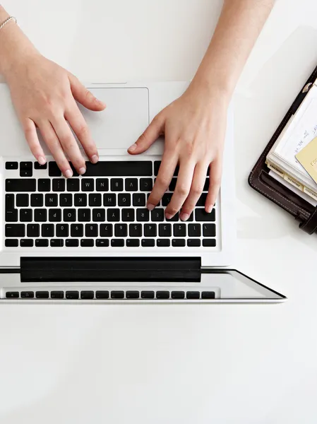 Dizüstü bilgisayarda yazan kadın elleri