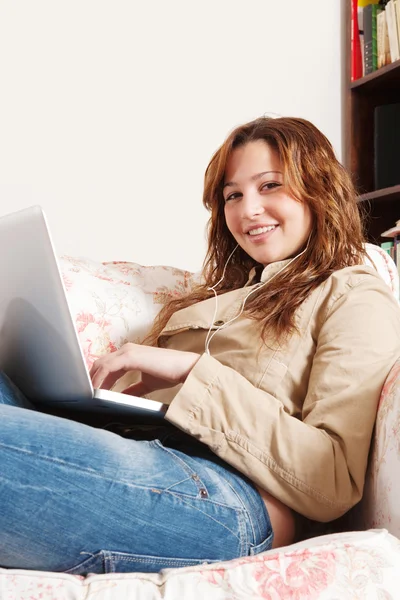 Meisje met behulp van een laptop — Stockfoto