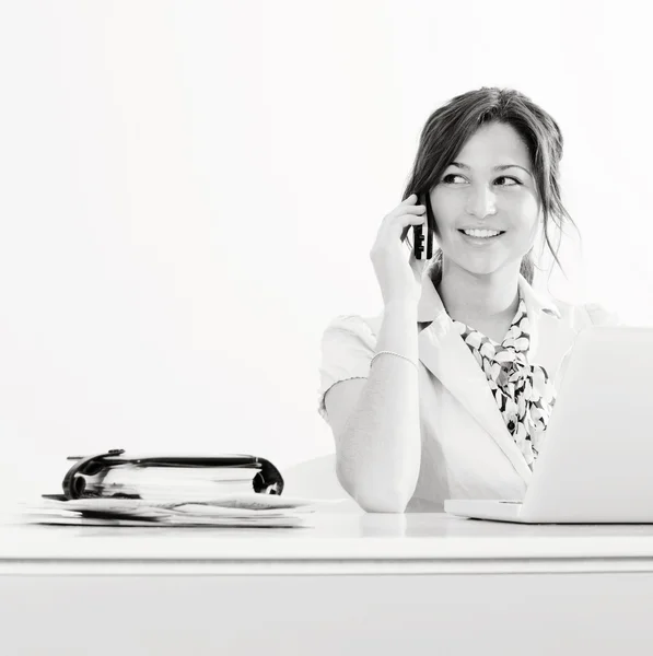 Femme d'affaires assise au bureau — Photo