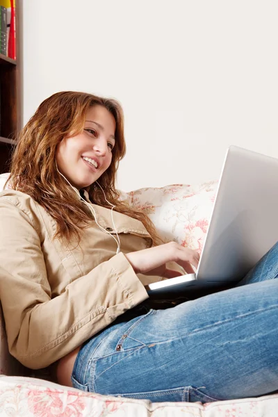 Chica usando un ordenador portátil — Foto de Stock