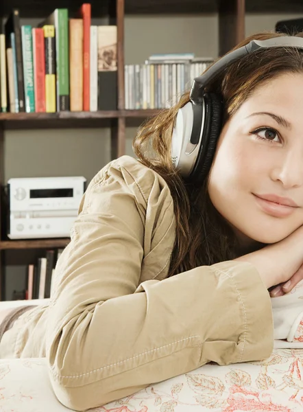 Kvinnan lyssnar på musik — Stockfoto