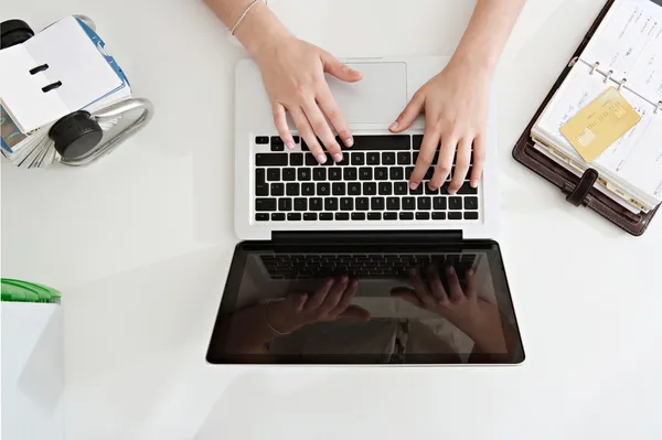 Woman hands typing  on laptop — Stock Photo, Image