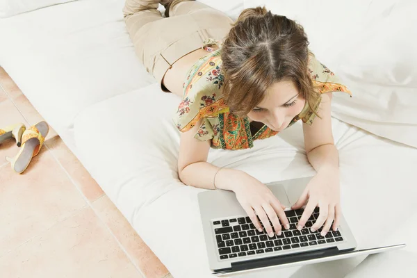 Frau tippt auf Laptop — Stockfoto