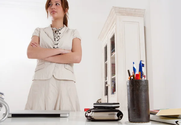 Жінка стоїть у своєму офісі — стокове фото