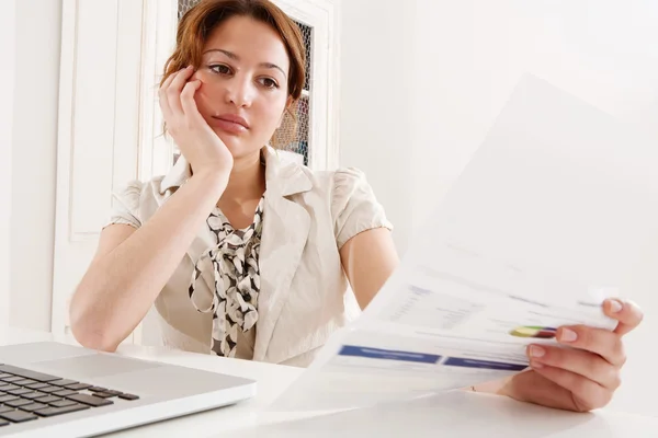 Dizüstü bilgisayar kullanan iş kadını