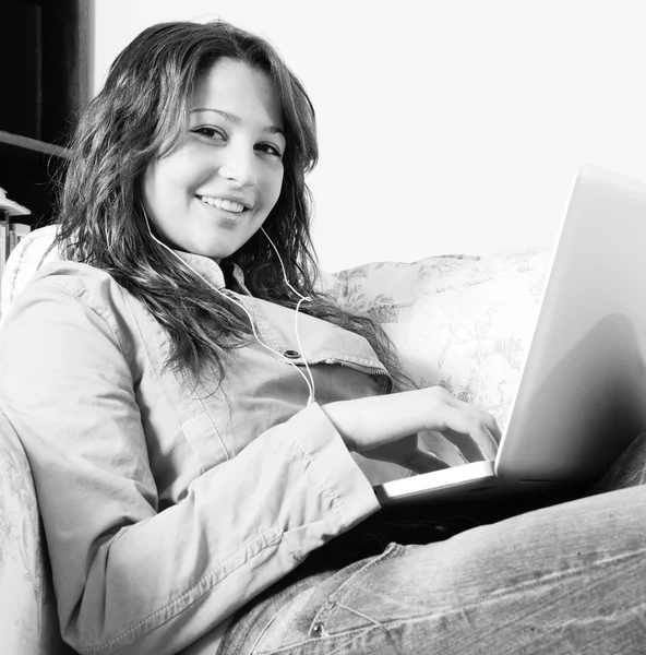 Girl  using a laptop — Stock Photo, Image