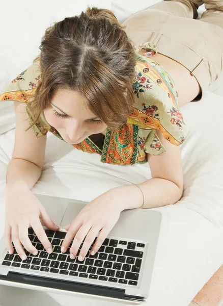 Kvinna att skriva på en bärbar dator — Stockfoto